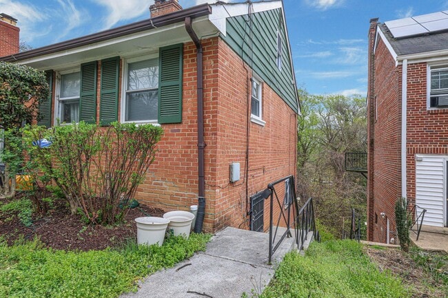 Building Photo - 3158 Westover Dr SE