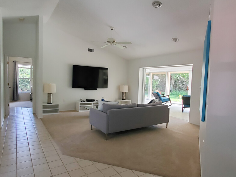Living room - 6960 Country Lakes Cir