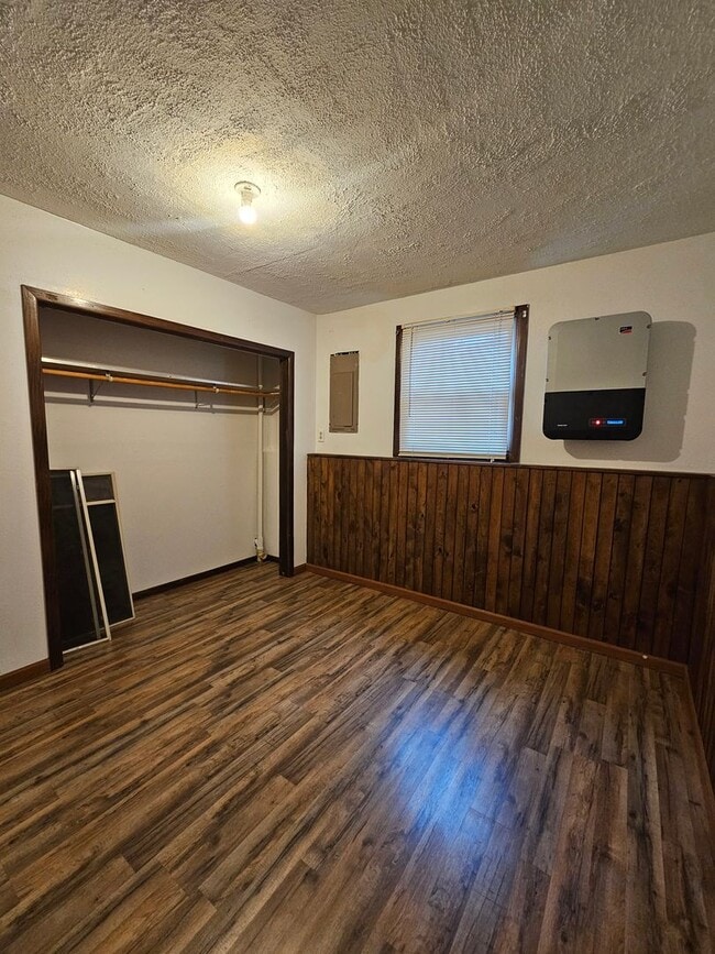 Building Photo - 4 BED | 2 BATH | DOUBLE GARAGE | PET NEGOT...
