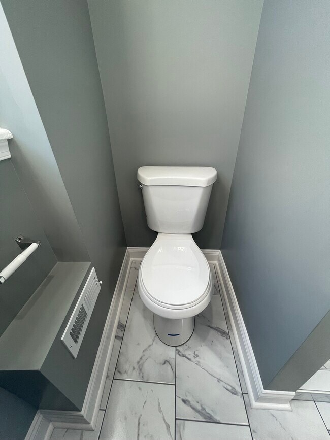 Building Photo - 1611 S Yewdall St