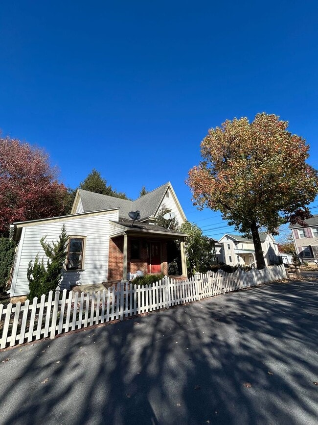 Building Photo - Beautiful, Large 4 Bedroom 1.5 Bath Home in Lancaster with Yard!