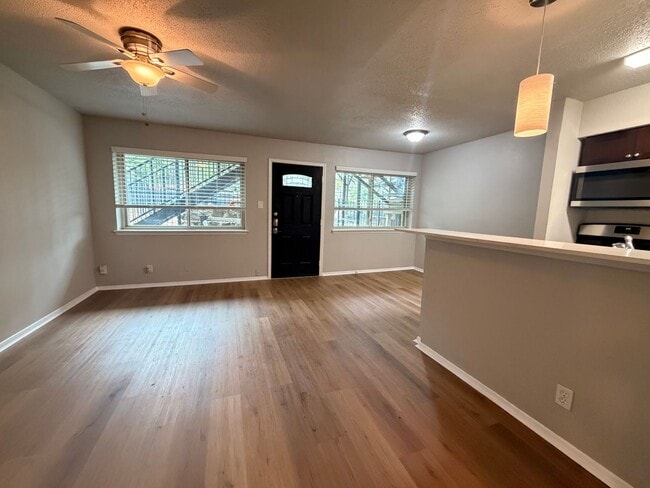 Building Photo - 1bed/1bath condo in 78704