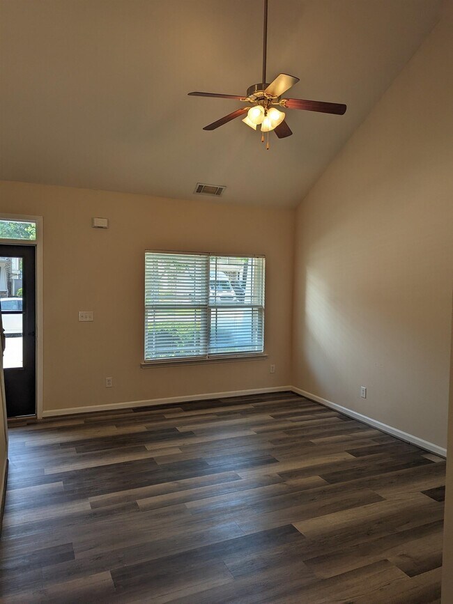 Building Photo - 155 Oakmont Dr