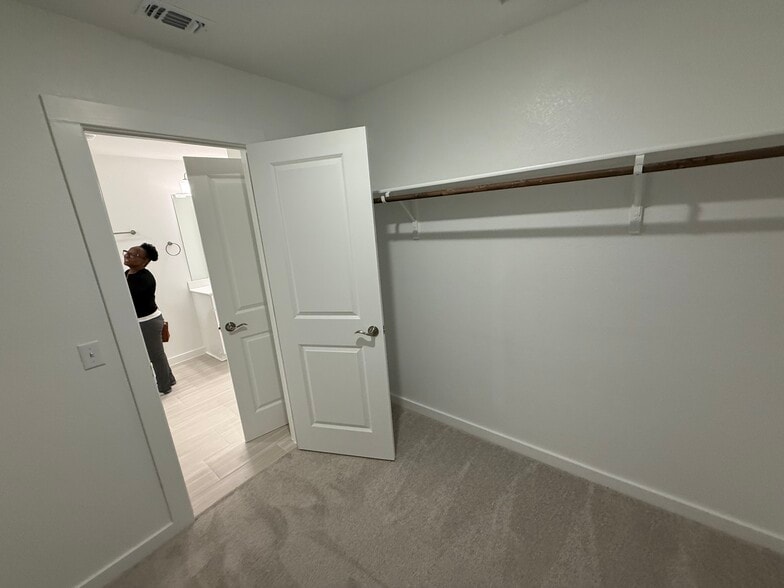 Building Photo - 480 Tailwind Dr