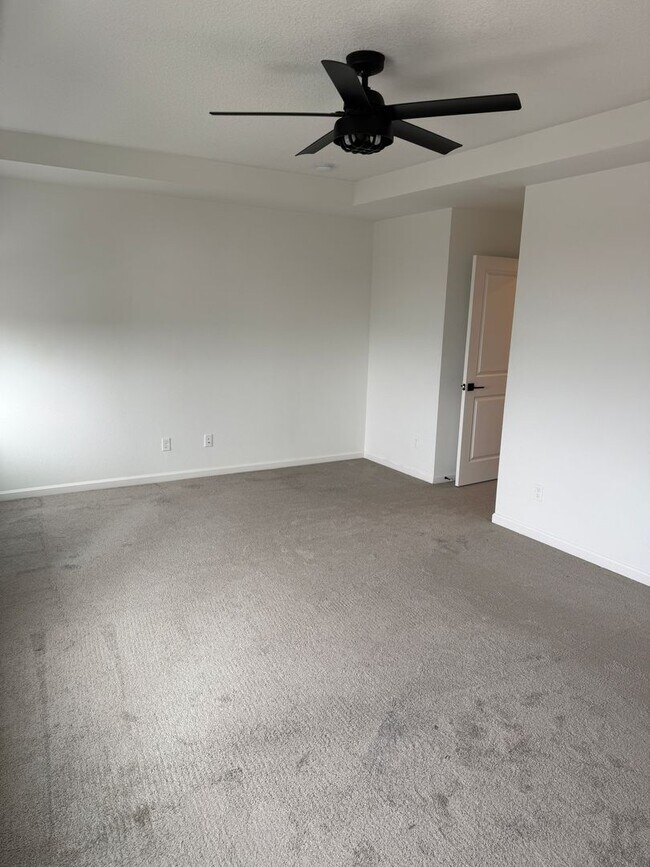 Building Photo - Hillsboro Townhouse/Condo