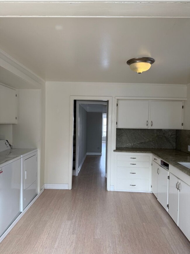 Building Photo - 105