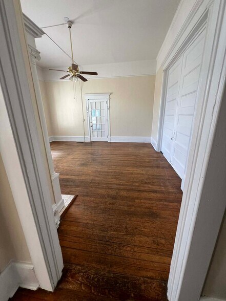 Building Photo - 233 College St