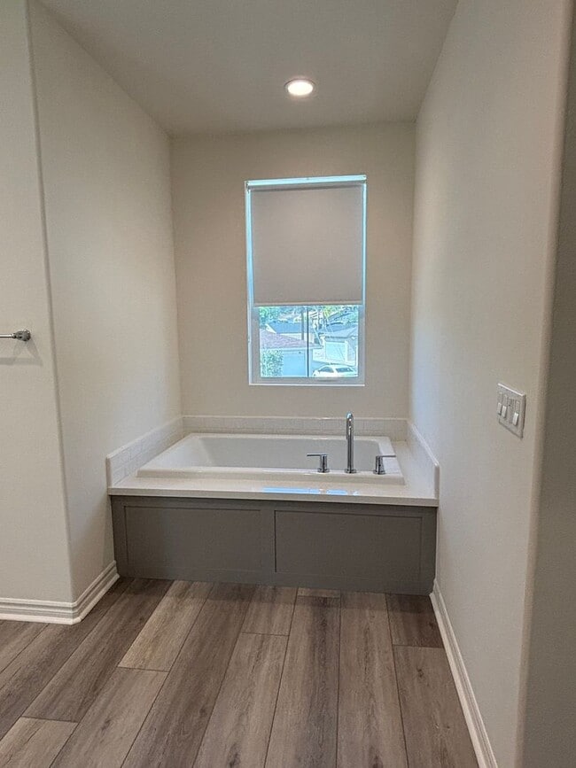 Building Photo - $500 OFF SECOND MONTH RENT SPECIAL!! - Bright Four-Bedroom Townhome in Whittier and Walkable Palm...