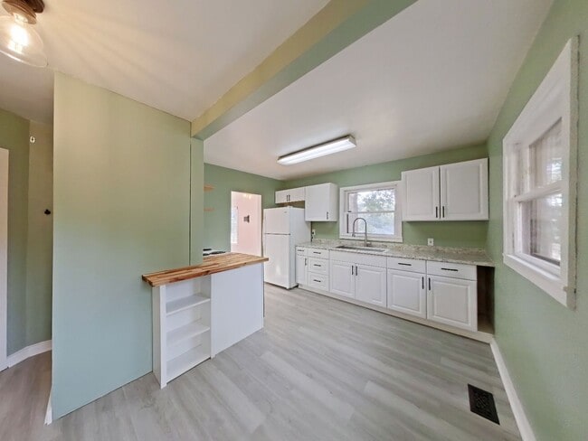 Building Photo - Charming bungalow with a large fence yard!