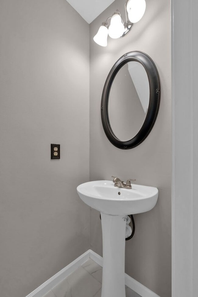 Building Photo - Donelson townhouse, 2 minutes from the lak...