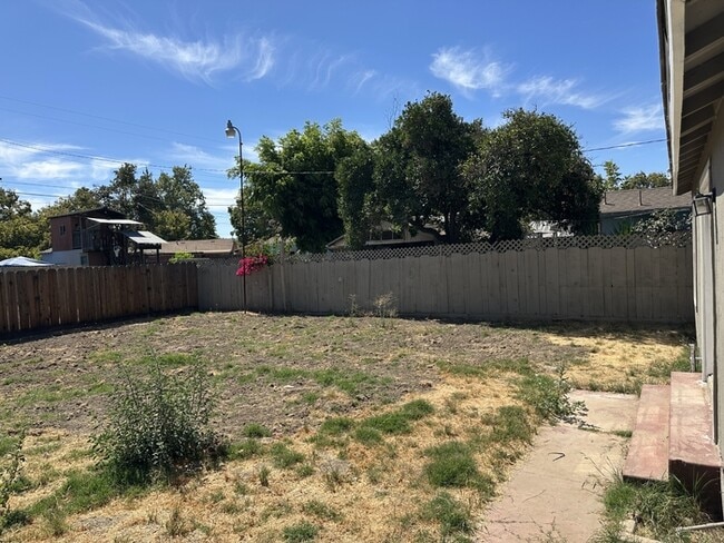Building Photo - Modesto 3 Bedroom 2 Bathroom Home