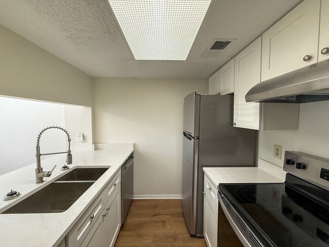 Building Photo - Completely remodeled 2 bedroom 1.5 bath to...