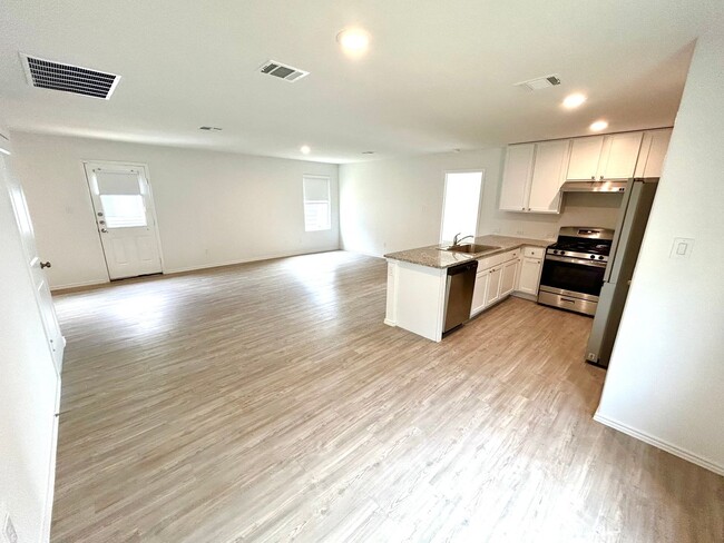 Building Photo - **APPLICATION RECEIVED** **MOVE-IN SPECIAL...