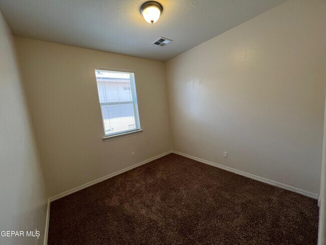 Building Photo - 147 N Manzanita Dr