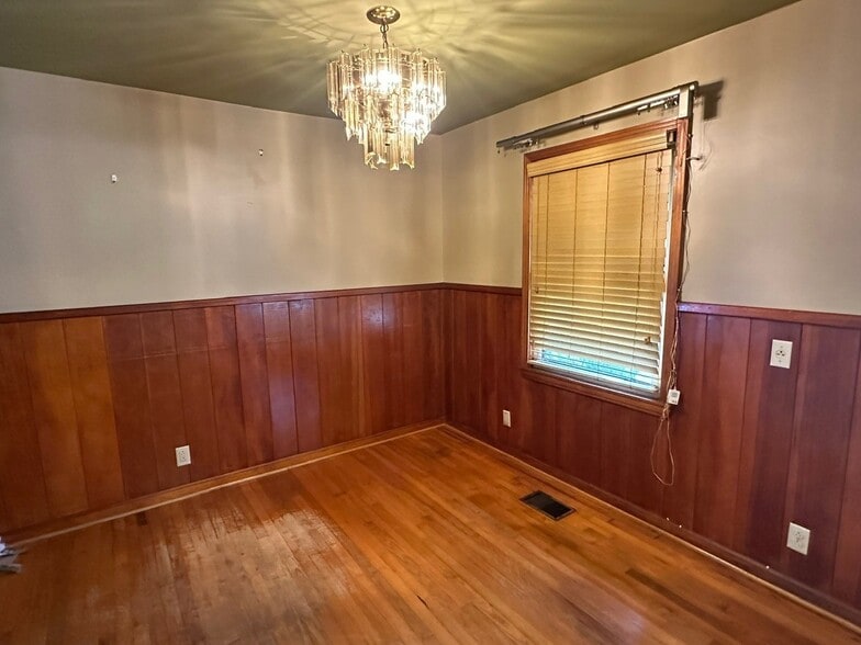 Building Photo - 2019 Foxdale Dr