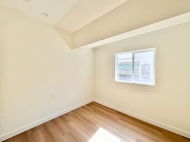 Building Photo - 1135 S Doheny Dr