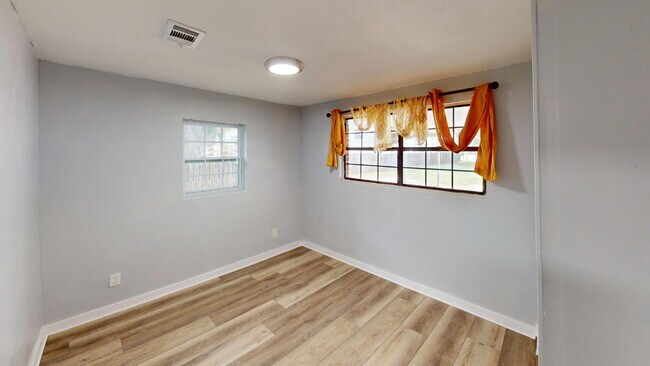 Building Photo - 635 Colbert Ave