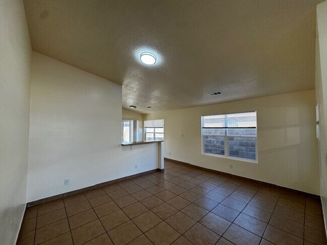 Building Photo - Spacious & Immaculate 3-Bed / 2-Bath Home