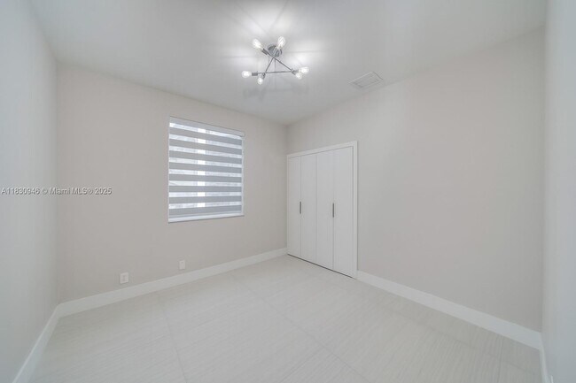 Building Photo - 1212 Camellia Ln