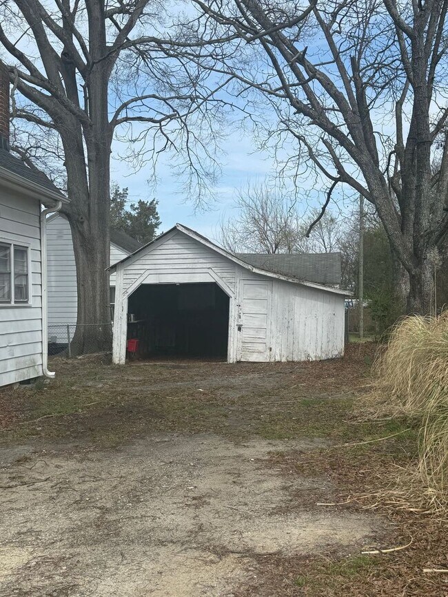 Building Photo - Three bedroom, 1 bath house in Burlington