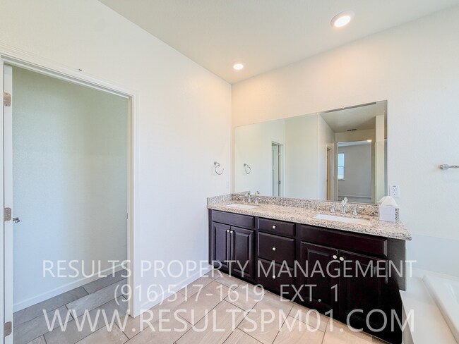 Building Photo - Beautiful Roseville 4 Bedroom Home