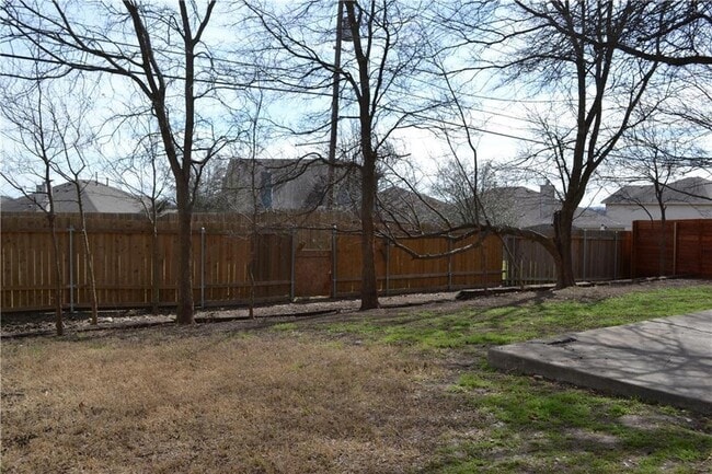 Building Photo - 1327 Solitaire