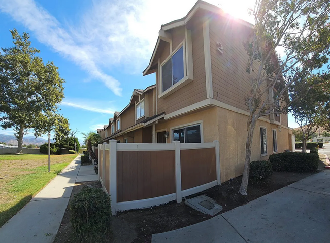 Building Photo - Beautiful 3 BD, 2BA Townhome Near Cal Stat...