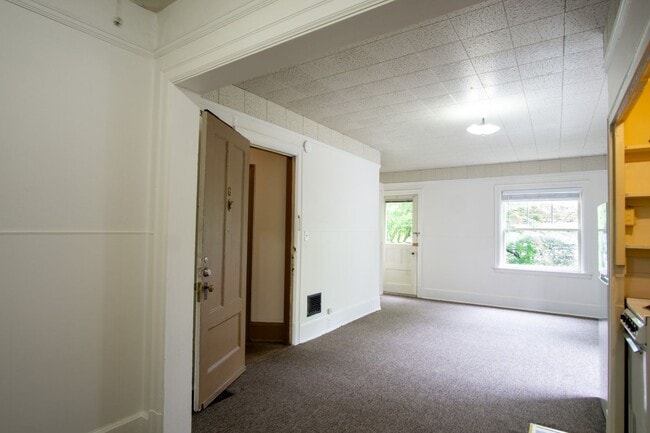 Building Photo - Top Floor Corner Flat in GORGEOUS 1886 Nob...
