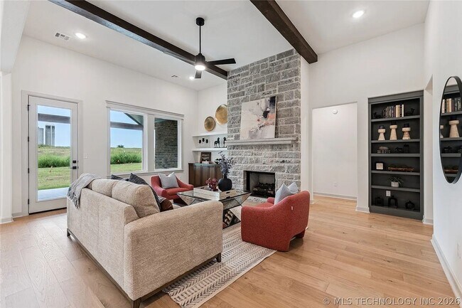 Building Photo - 5 Bed | 5 Bath House