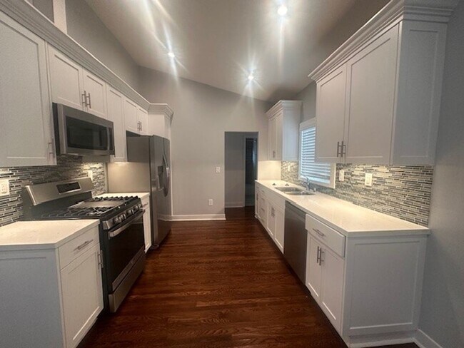Building Photo - Newly Remodeled 2BR/2BA House in Hillcrest...
