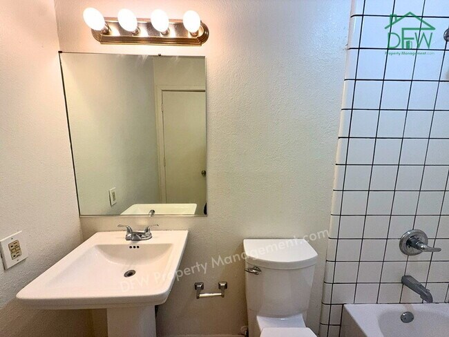 Building Photo - 2-Bed, 1.5-Bath Townhome in Celina ISD - W/D Connections
