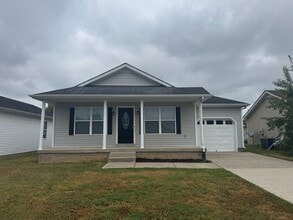 Building Photo - Spacious 3 bedroom, two bathroom home clos...