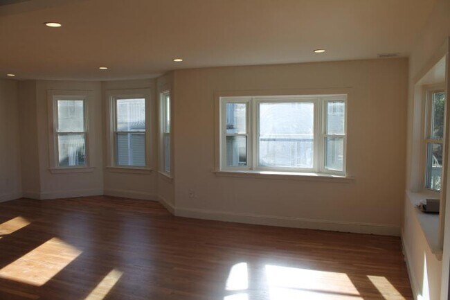 Building Photo - 19 Beechwood Ave