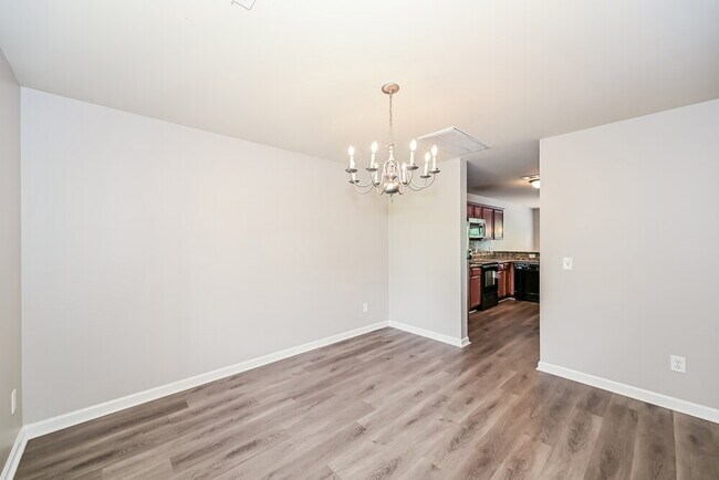 Building Photo - 167 Lyndhurst Dr