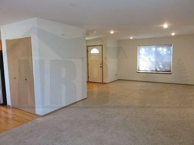 Building Photo - Stunning and cozy house in Dupont!