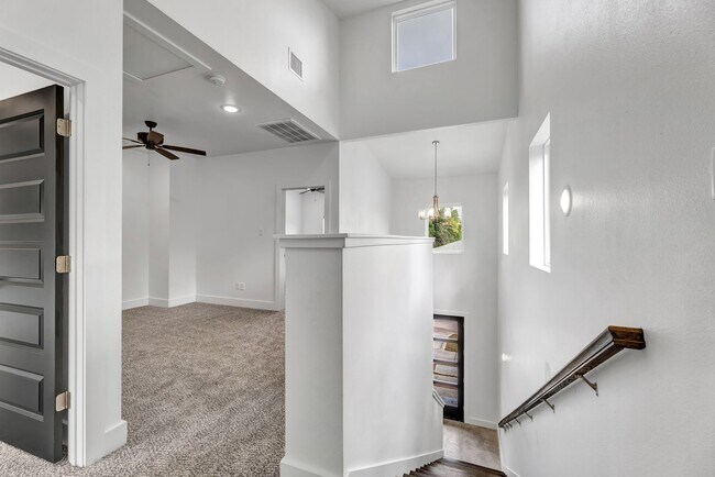 Building Photo - 213 Lynn Dr