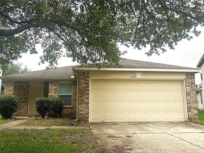 Building Photo - 2019 Pine Croft Dr