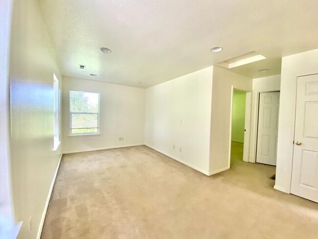 Building Photo - 3056 Lazy River Dr