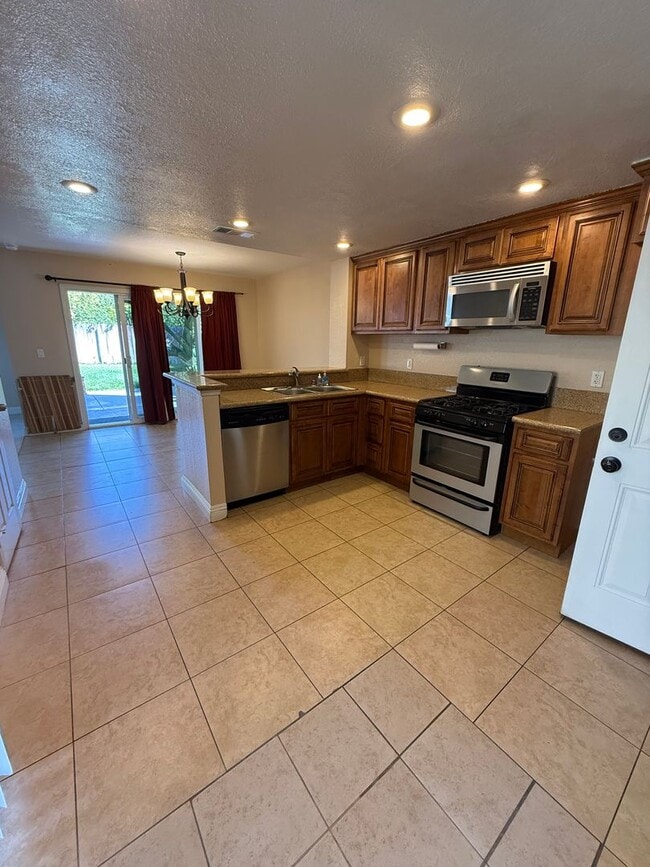 Building Photo - Lovely 3 bed  2 1/2 bath