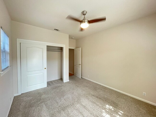 Building Photo - Exceptionally Spacious and Modernized 2x2 Townhouse w/Garage and Washer/Dryer Hookups!