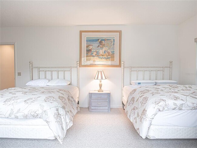 Building Photo - 920 E Lake Dr