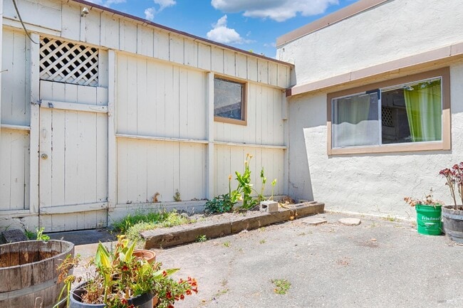 Building Photo - 20 Eucalyptus Rd