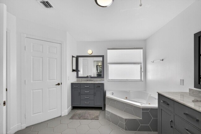 Building Photo - 2114 Chagall Cir