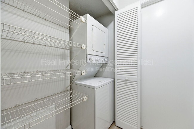 Building Photo - 302 Wells Ct
