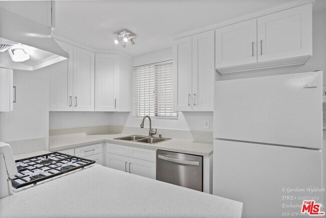 Building Photo - 6640 Woodman Ave