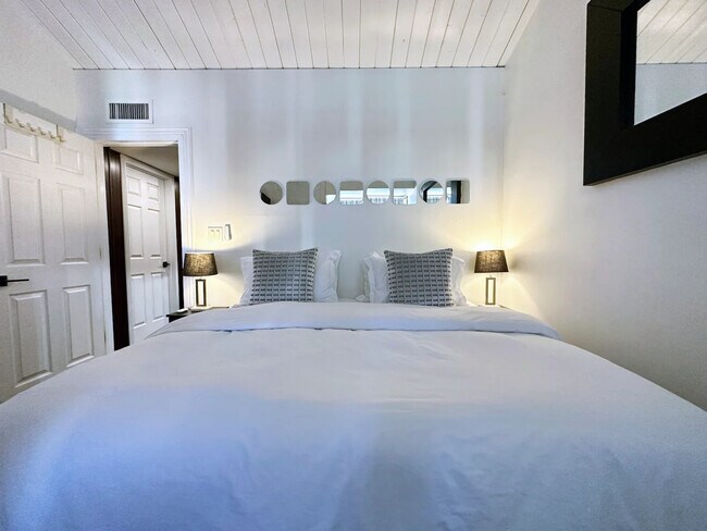 Building Photo - 7401 N Scottsdale Rd