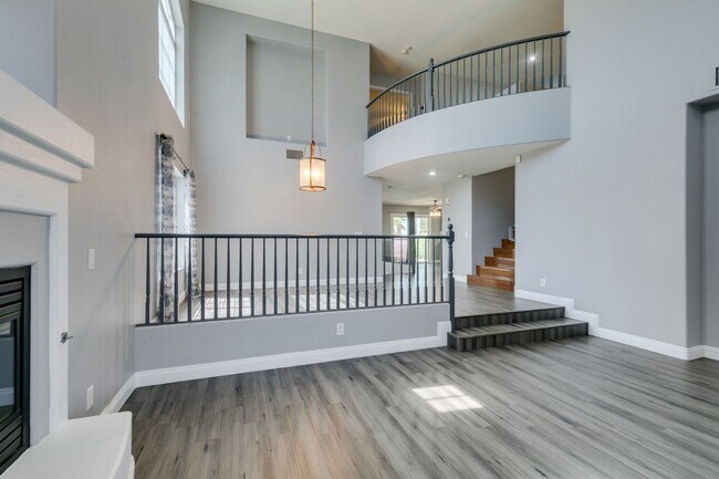 Building Photo - BEAUTIFUL POOL HOME W/RV