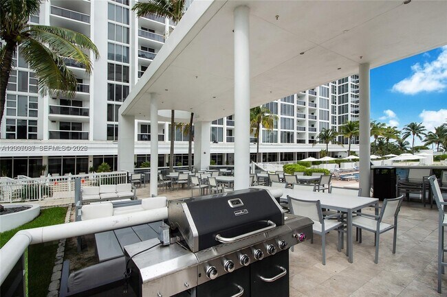 Building Photo - 10275 Collins Ave