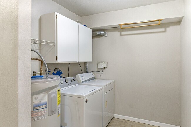 Building Photo - Spacious and versatile 6-bedroom, 2-bath split-level home