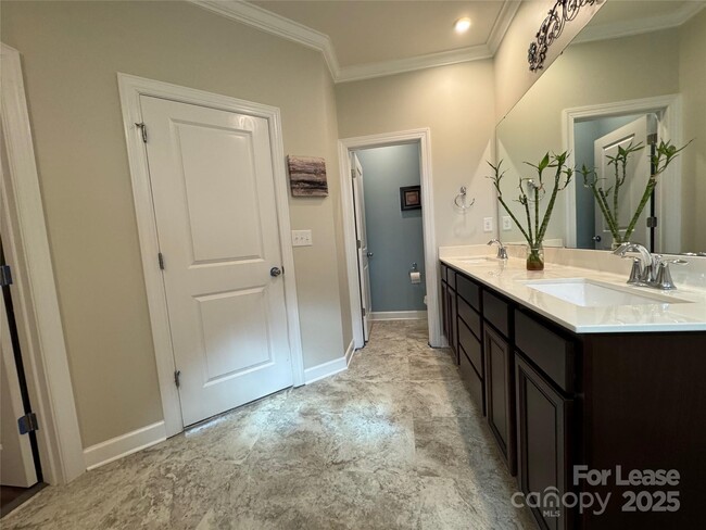 Building Photo - 4641 Collingham Dr